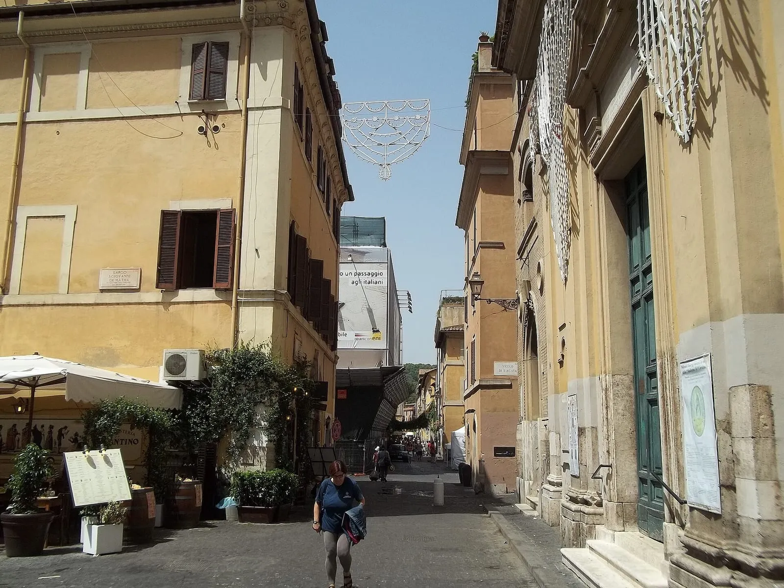 Ruelle du Trastevere avec une trattoria en terrasse et ses façades ocre