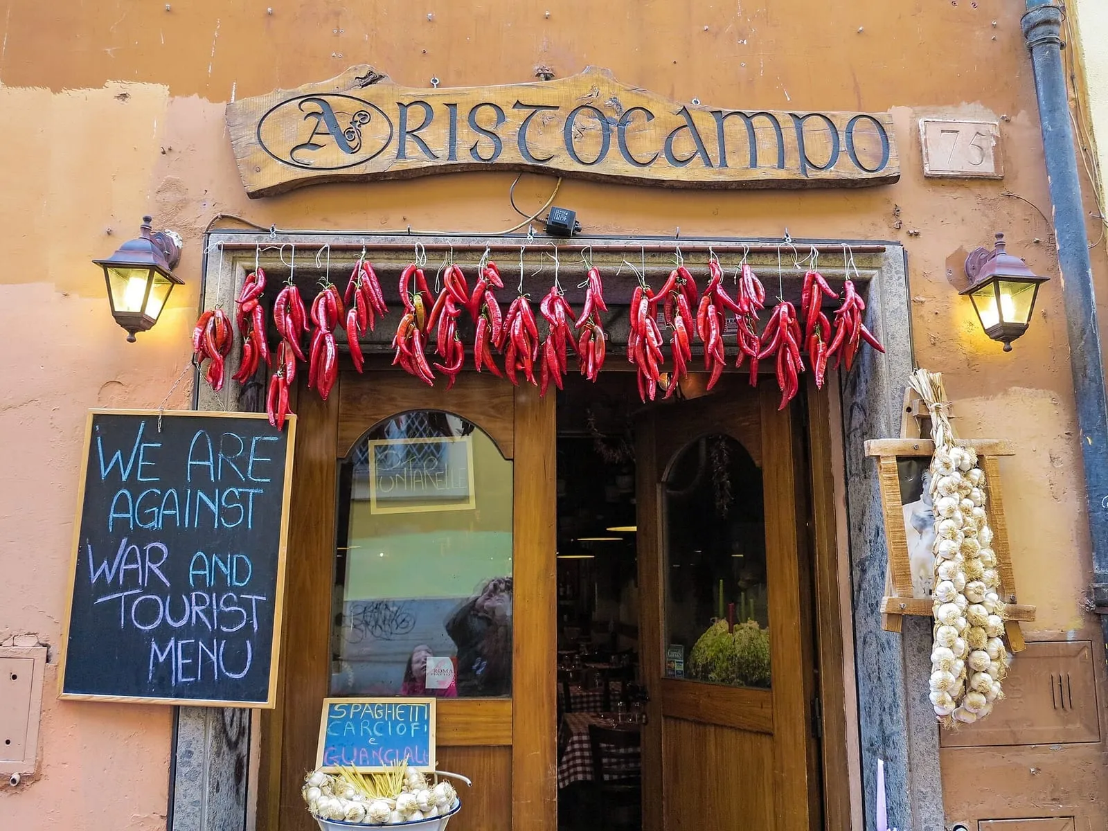 Devanture d'une trattoria du Trastevere, décorée de piments et d'ail