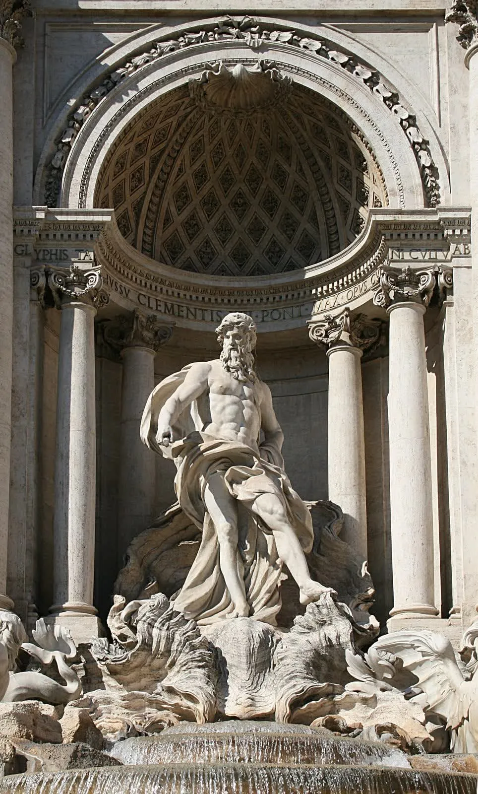 La statue d'Océan au centre de la fontaine de Trevi