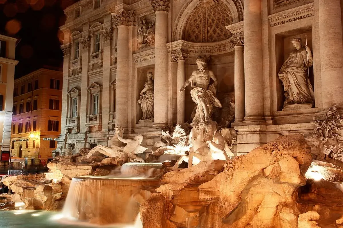 La fontaine de Trevi illuminée de nuit