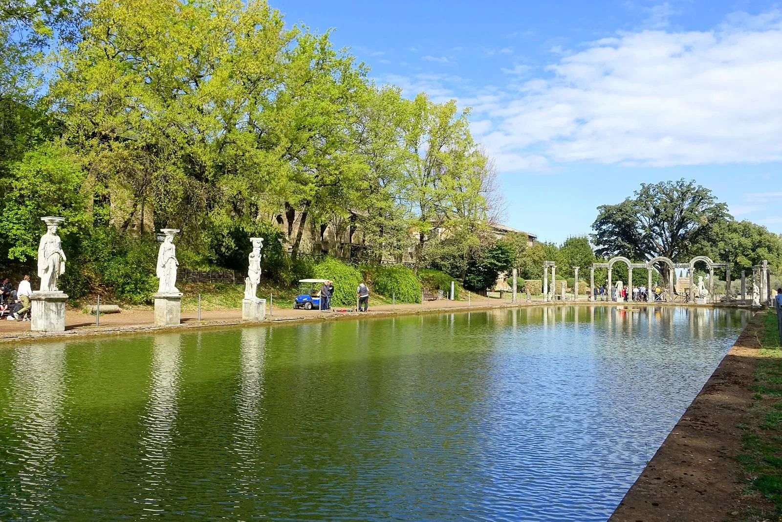 Le bassin du Canope à la Villa Adriana, long plan d'eau bordé de copies de cariatides et fermé au fond par un portique de briques