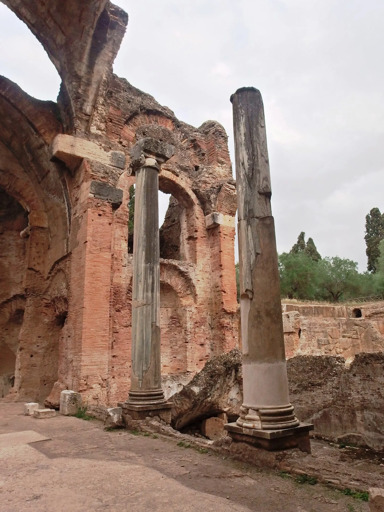 Les Grands Thermes de la Villa Adriana, hautes voûtes de brique et colonnes de marbre dressées dans les ruines
