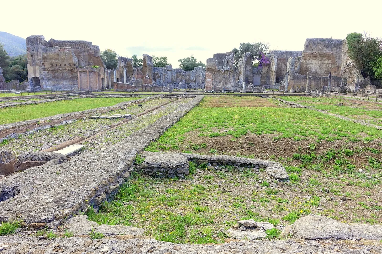 La Piazza d'Oro de la Villa Adriana, vaste esplanade herbeuse cernée de murs romains en ruine