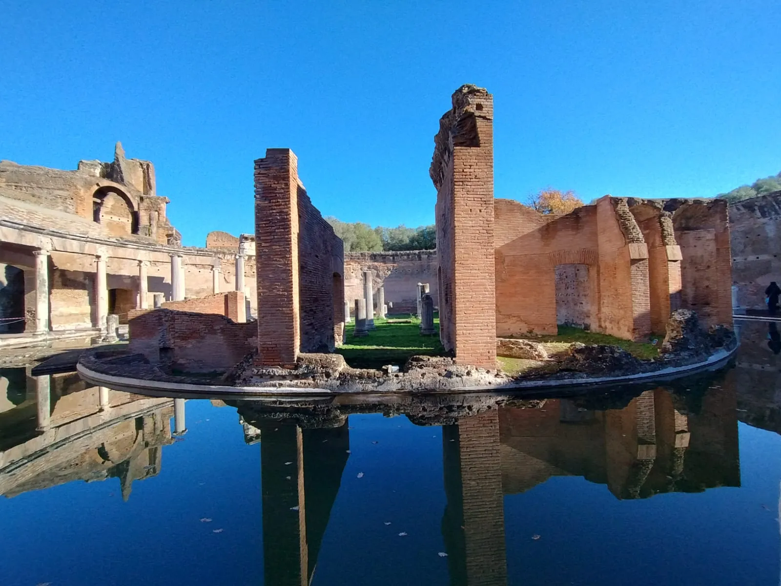 Le Théâtre Maritime de la Villa Adriana, anneau d'eau entourant un îlot circulaire portant des ruines de brique
