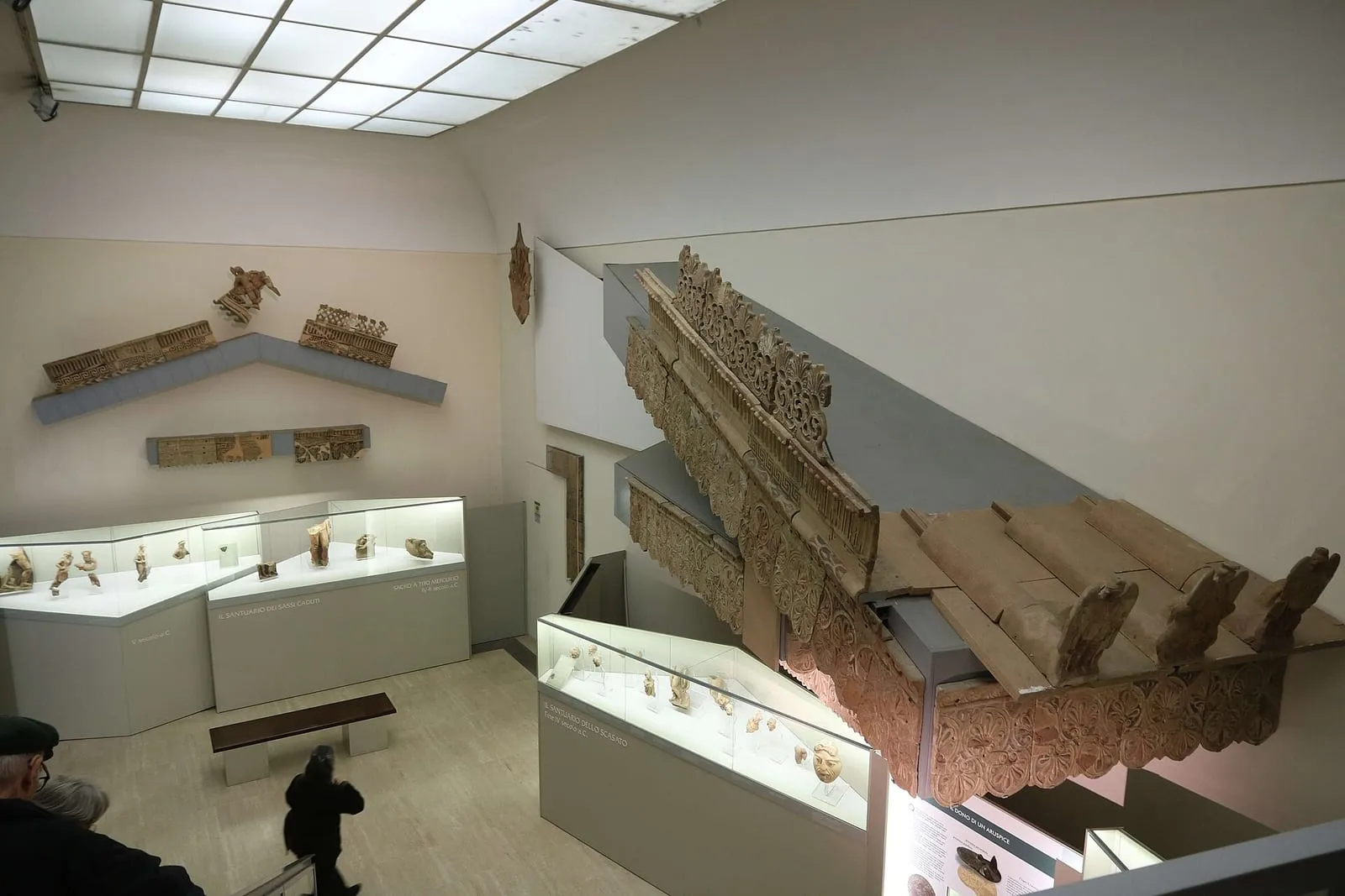Salle du musée national étrusque de la villa Giulia, avec la reconstitution d'un temple en terre cuite