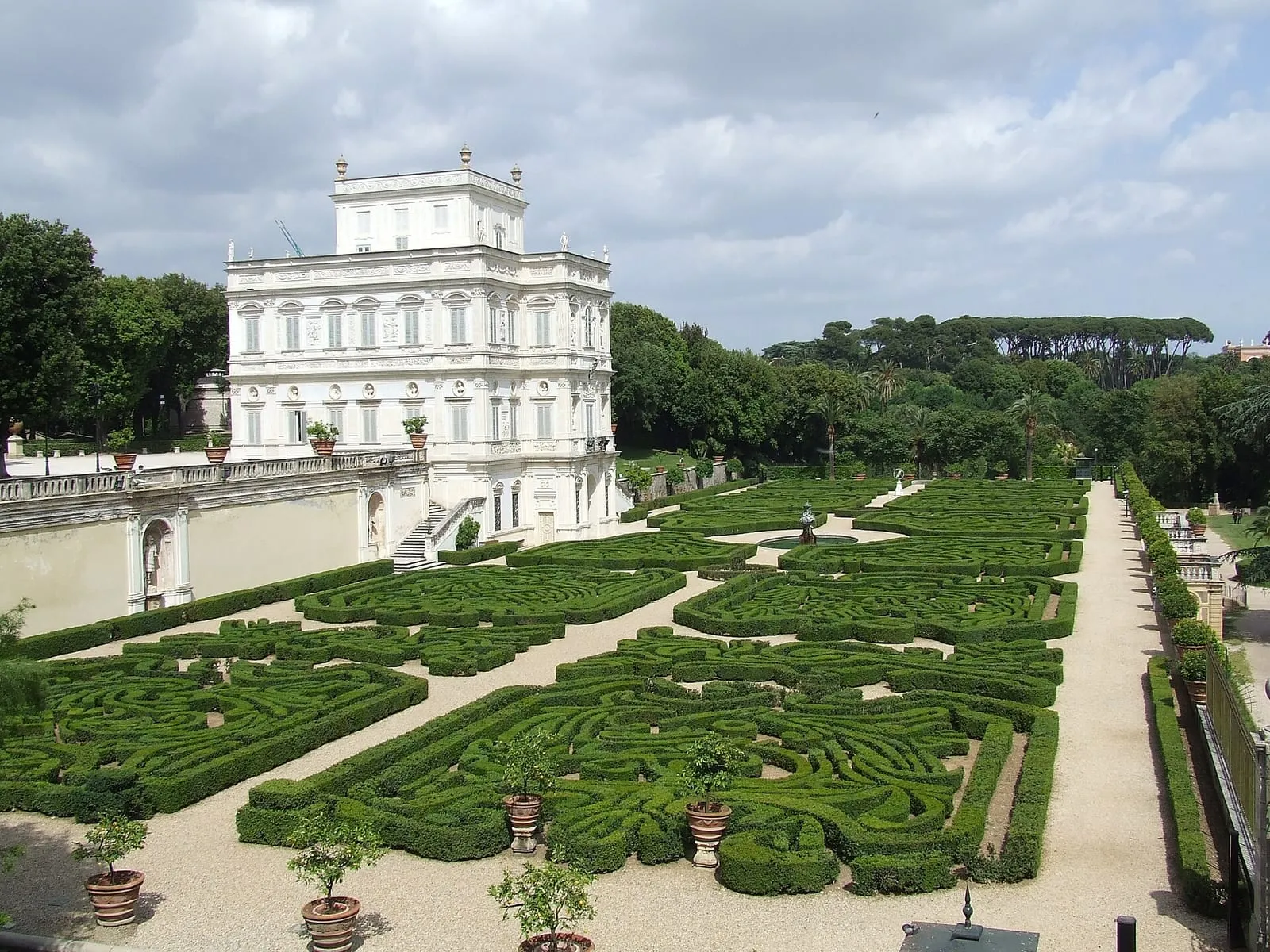 Le Casino del Bel Respiro et son jardin à la française en broderie, villa Doria Pamphilj, Rome