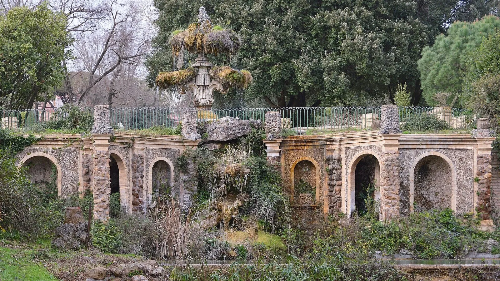 La fontaine du Lys, nymphée de pierre et bassin envahi de végétation, villa Doria Pamphilj, Rome