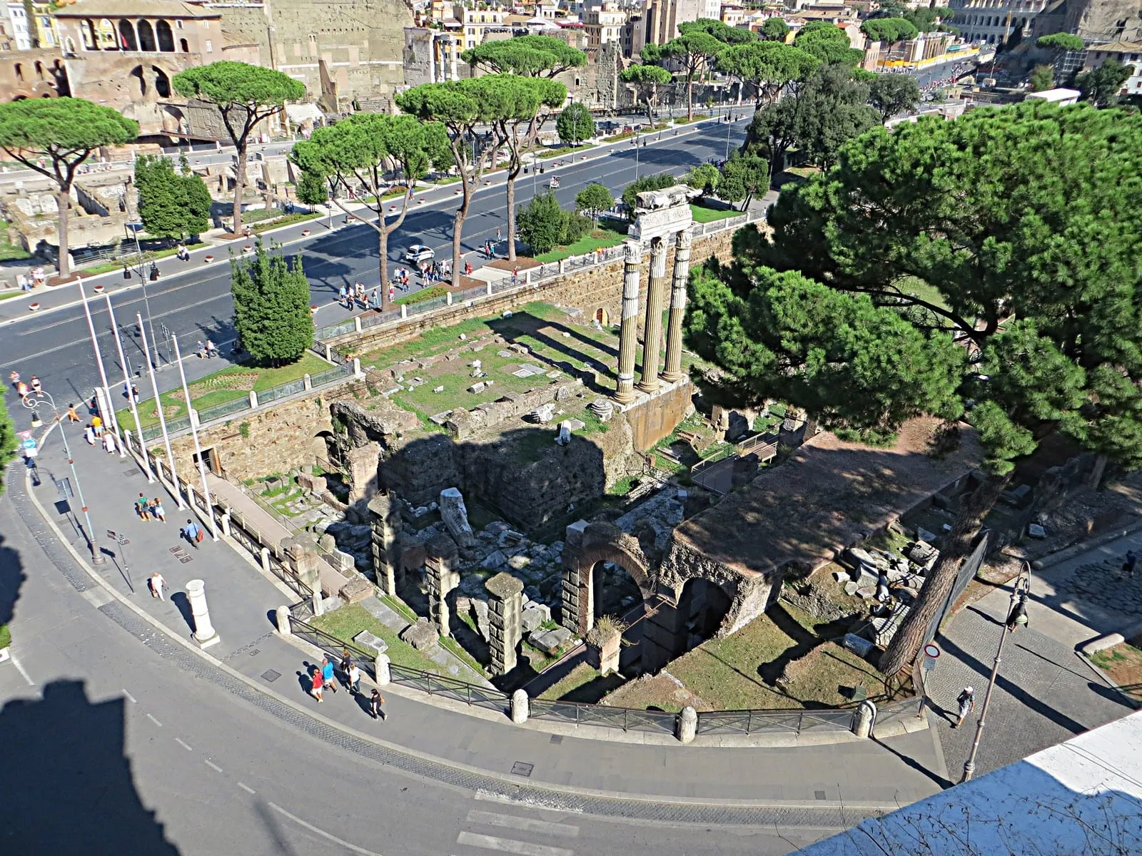 Vue plongeante depuis le Vittoriano sur le forum de César et les trois colonnes du temple de Vénus Génitrix