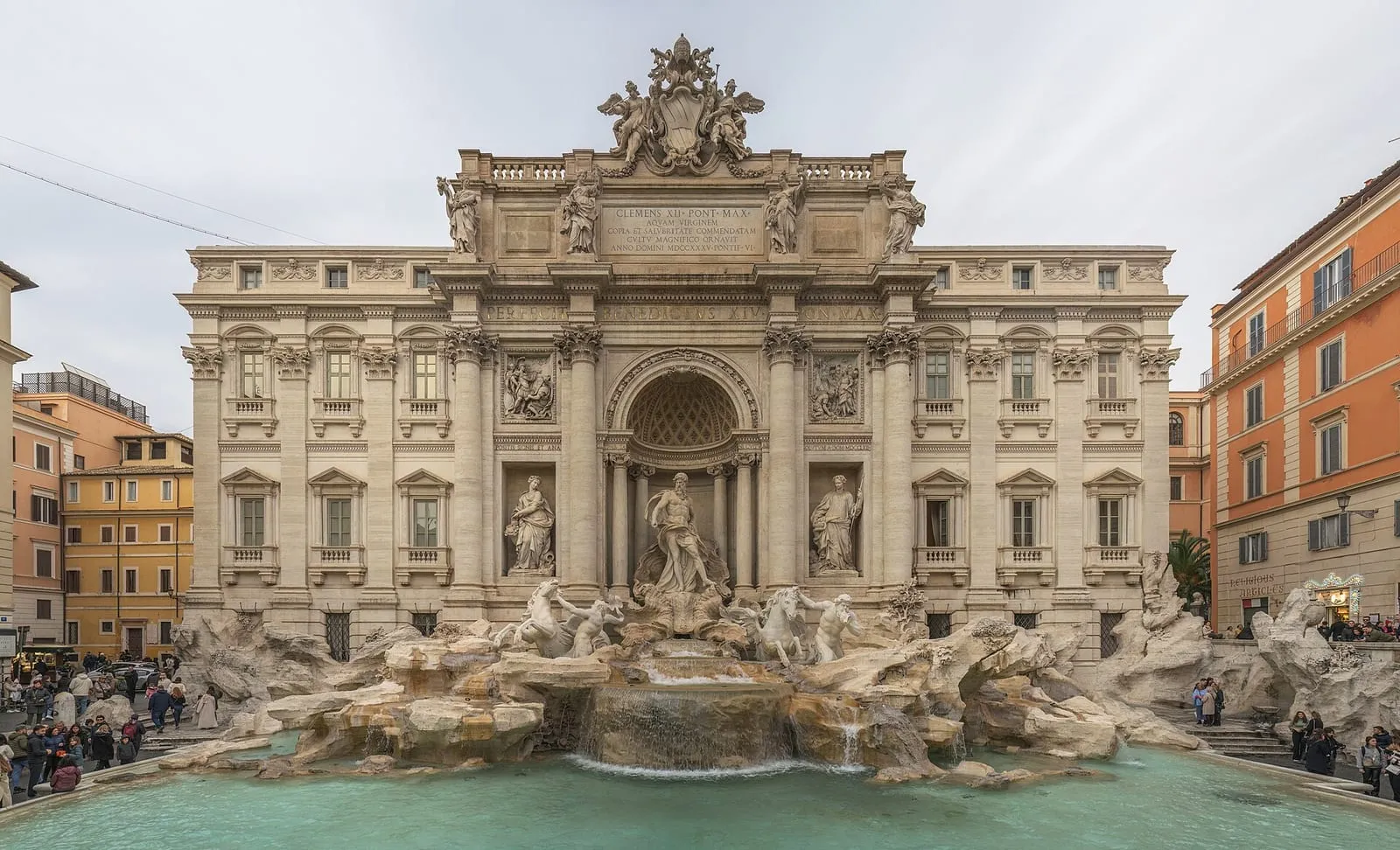 La fontaine de Trevi à Rome, avec l'Océan au centre de sa niche